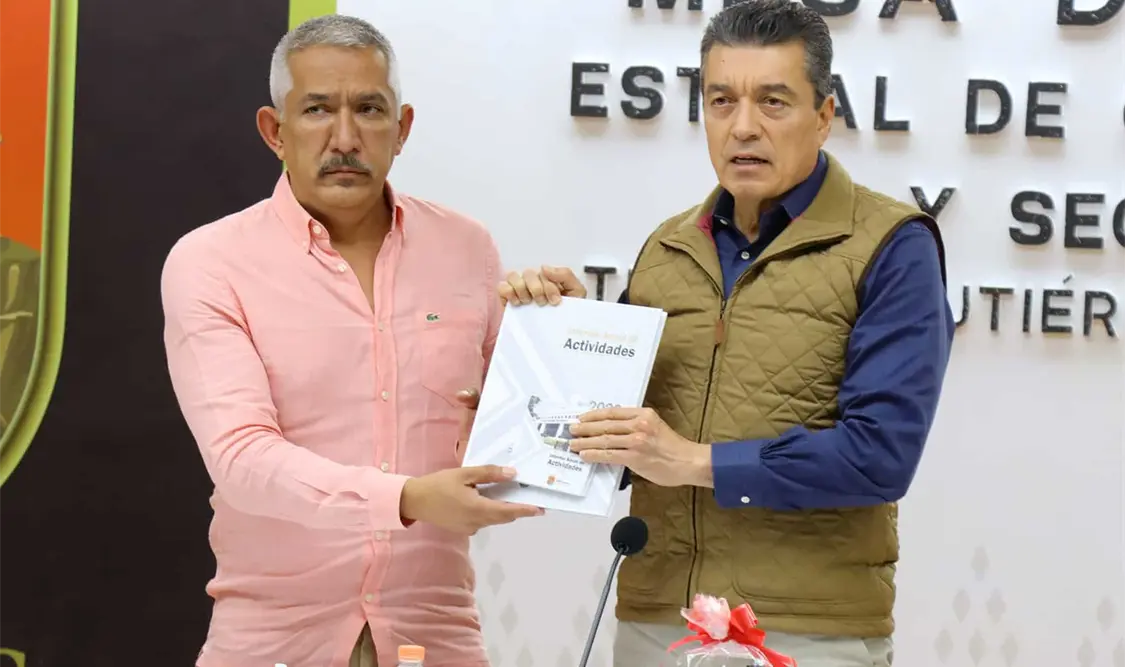 Titular de la FGE Chiapas entrega Informe Anual de Actividades 2023 al gobernador Rutilio Escandón