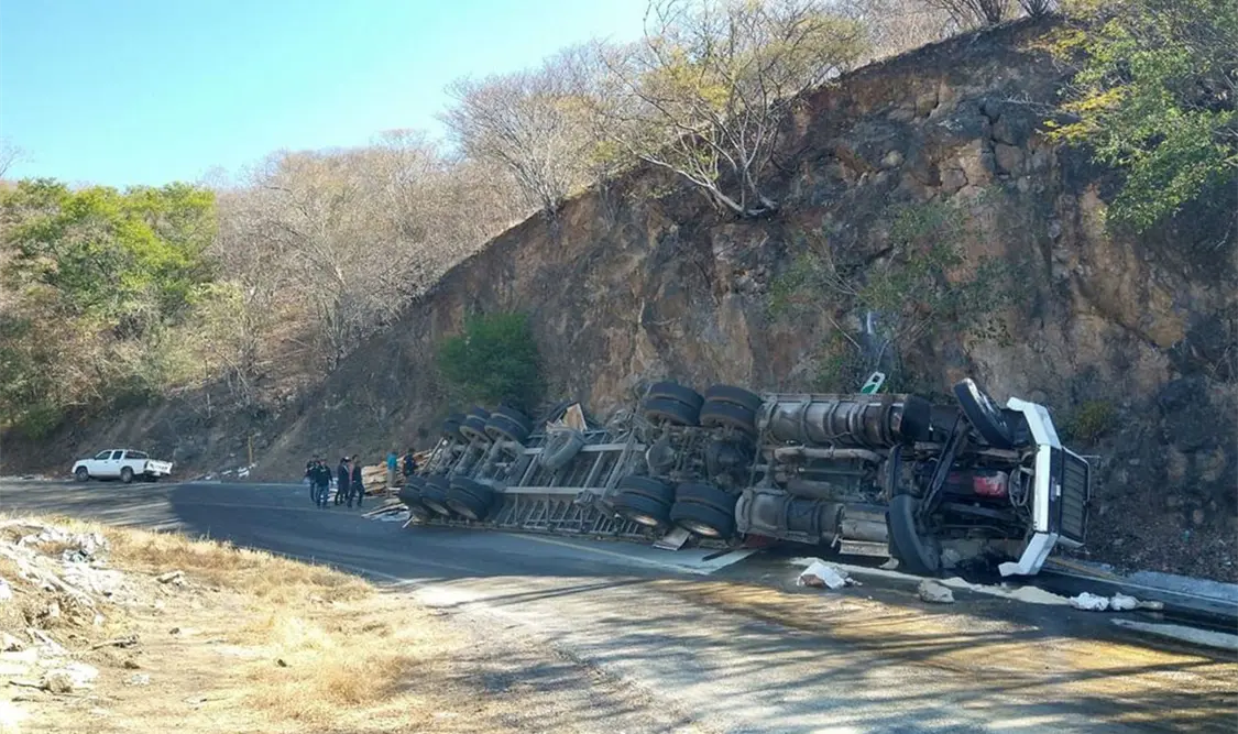 Accidente en carretera deja al menos tres muertos
