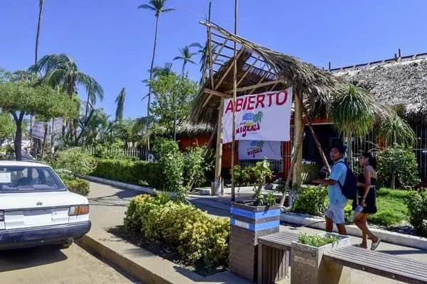 Los restaurantes operan de manera improvisada, sin techos y con una oferta muy por debajo de su capacidad. Cortesía