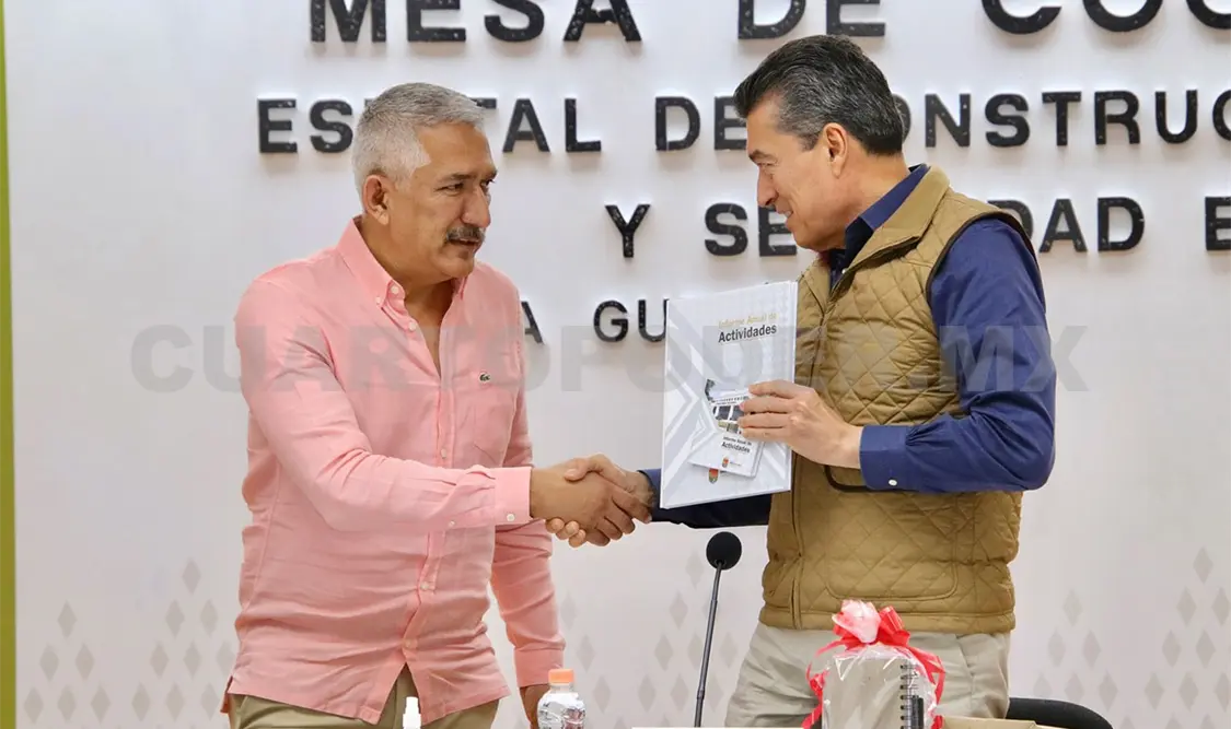 Titular de la FGE entrega informe a Rutilio Escandón