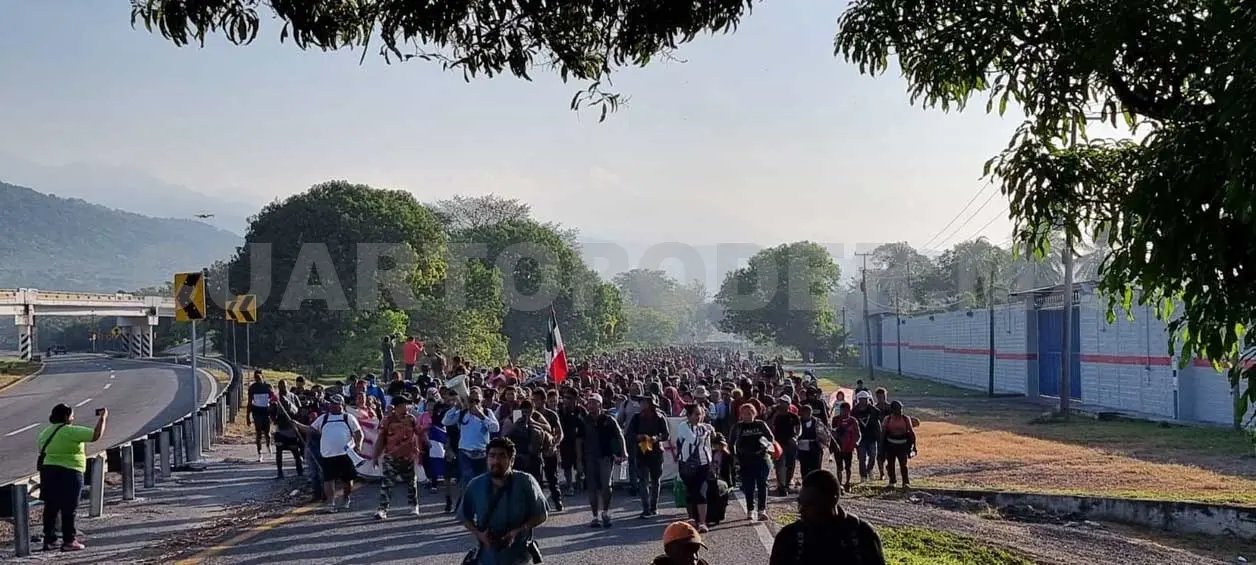 Caravana de migrantes llega a Villa Comaltitlán