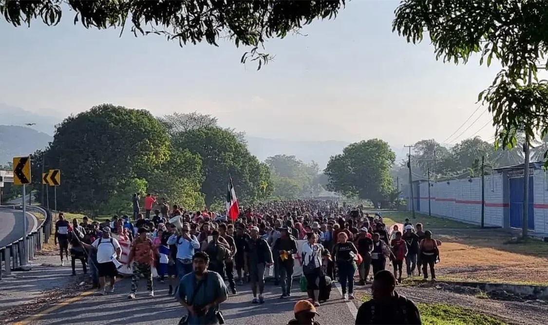Caravana de migrantes llega a Villa Comaltitlán