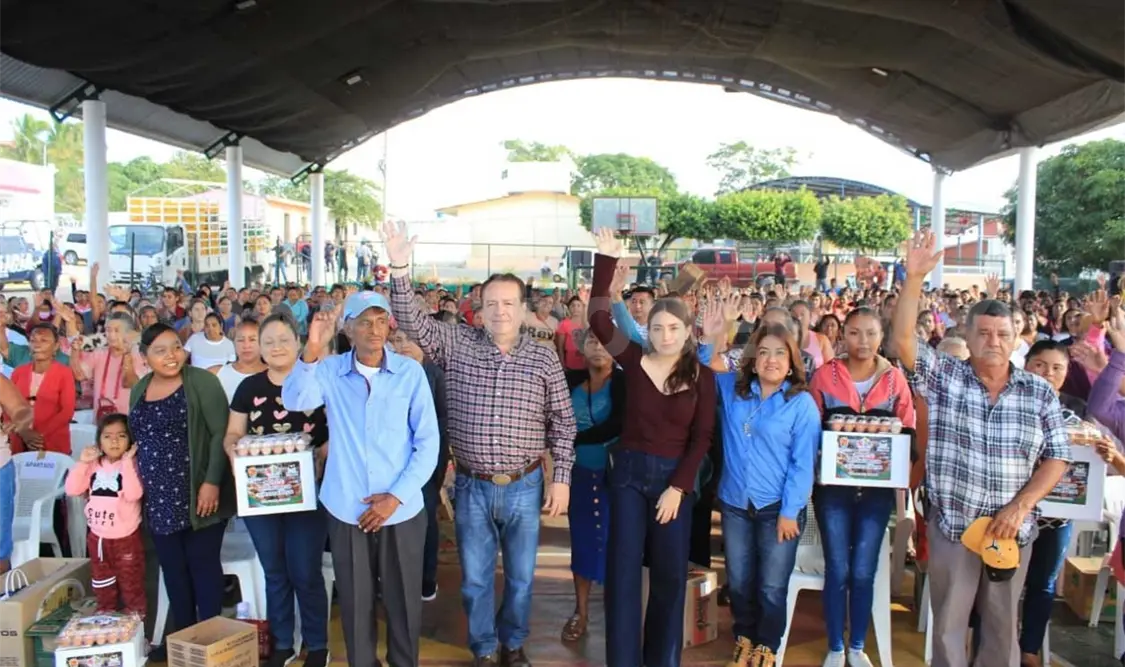 Entrega Mariano Rosales aves de traspatio a mujeres
