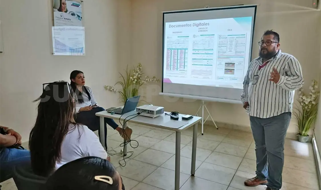 Capacitan a personal de radio taxis para brindar seguridad