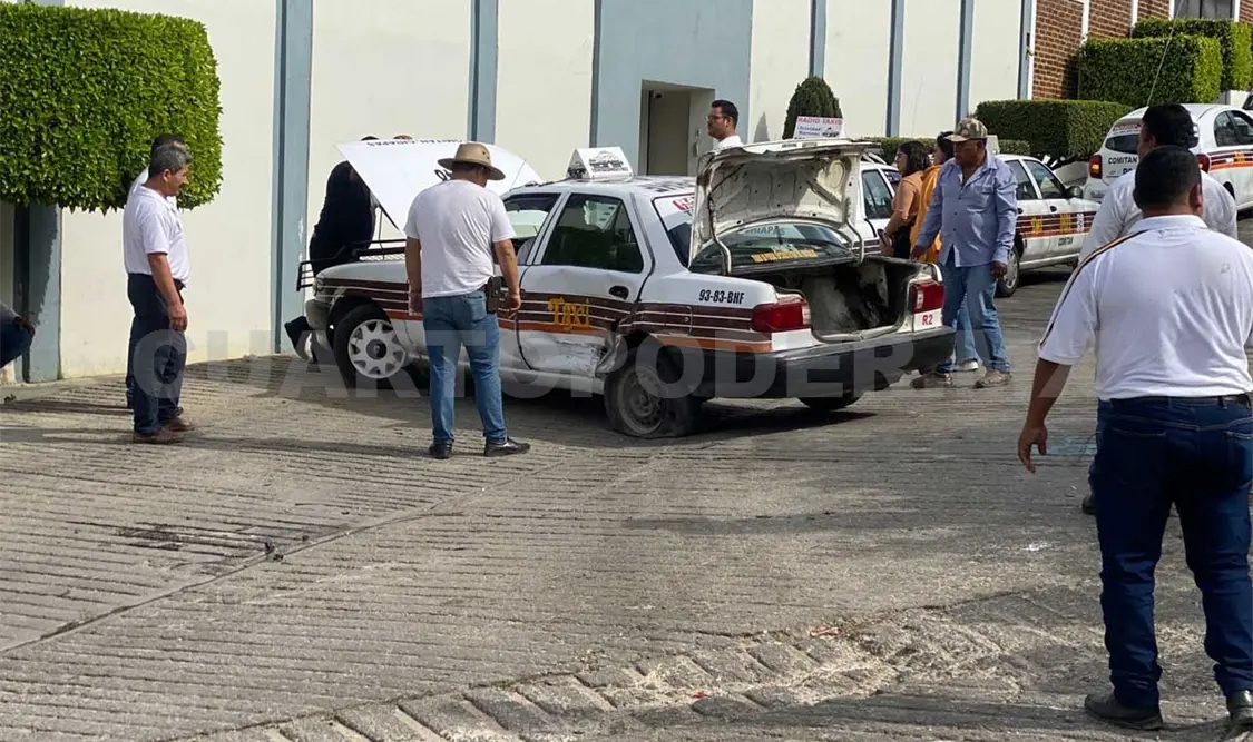 Camioneta choca sobre un cruce de calles a taxista