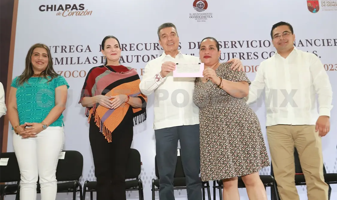 Entrega REC microcréditos a mujeres de Ocozocoautla
