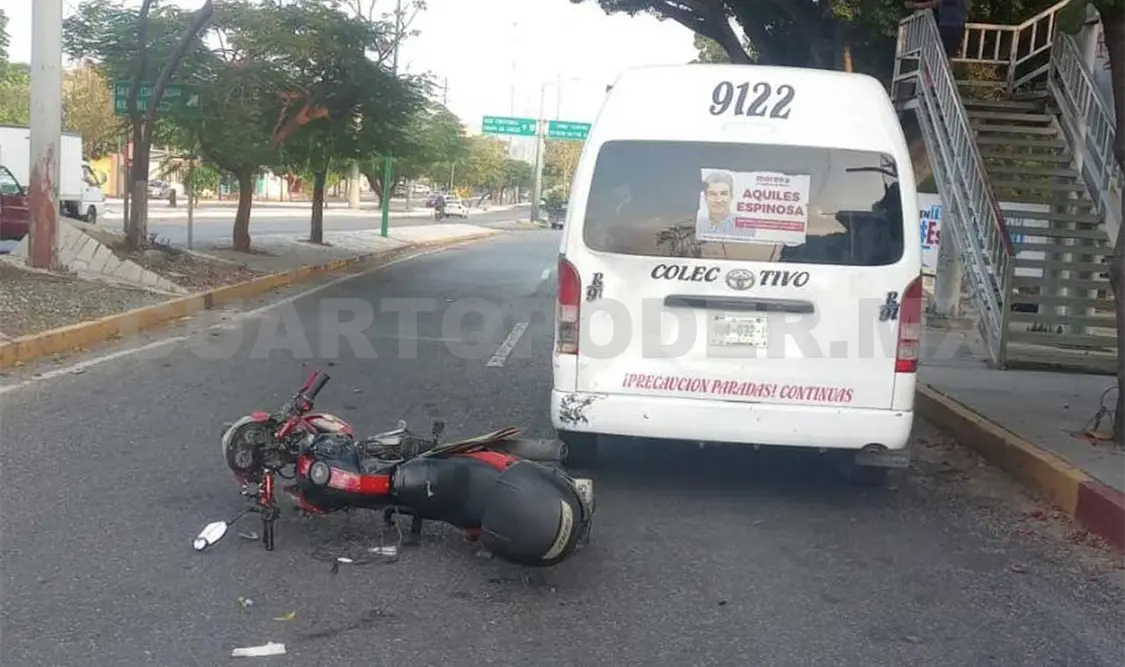 Se estrella motociclista contra un colectivo