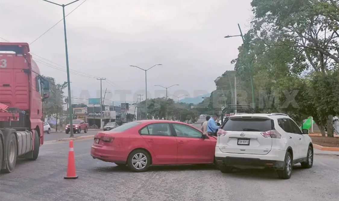 Percance vehicular deja serios daños materiales