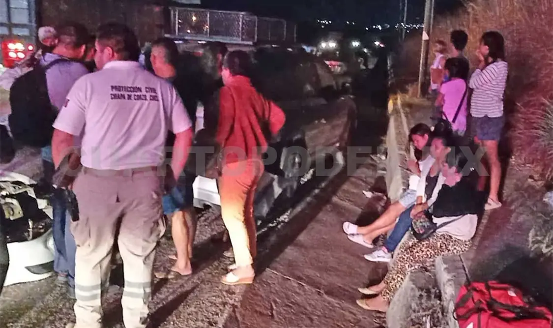 Al menos tres personas resultaron lesionadas en la colisión, que fueron auxiliadas por Protección Civil. Ulises López / CP