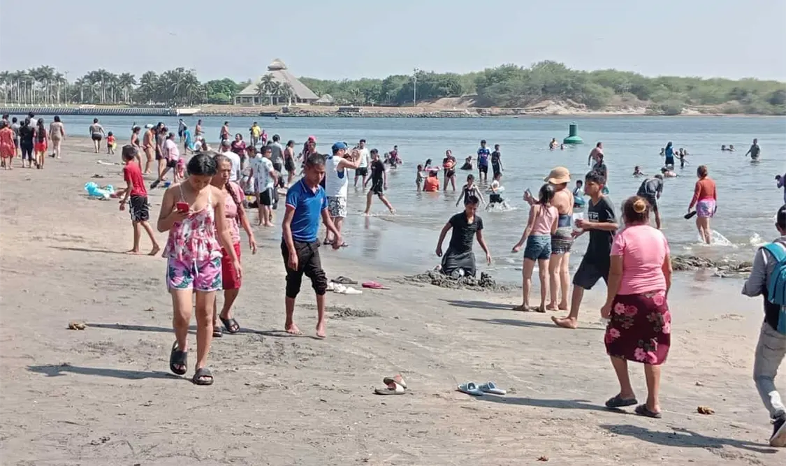 Turistas aprovechan festividades para divertirse en playas y balnearios