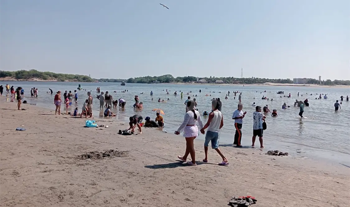 Turistas se divierten en playas del Soconusco