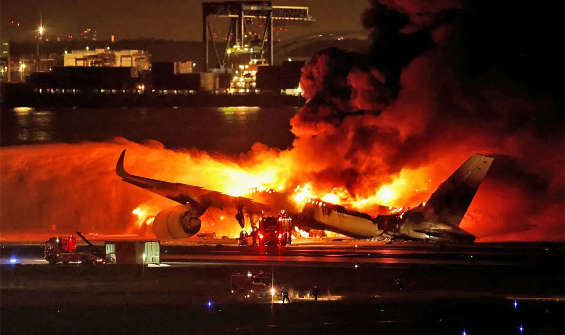 Se incendia avión en la pista de Haneda