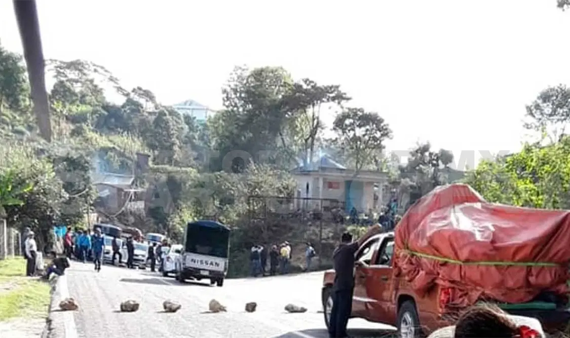 Instalan bloqueo-boteo en carretera rumbo a Oxchuc