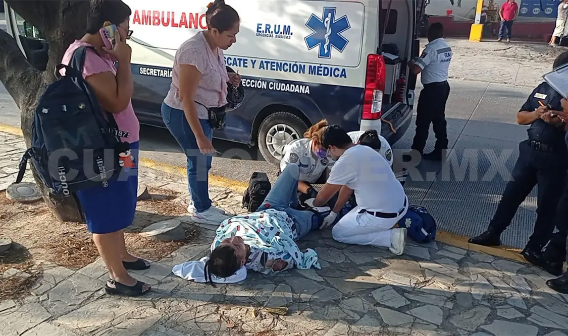 Derrapa motociclista y termina con fracturas