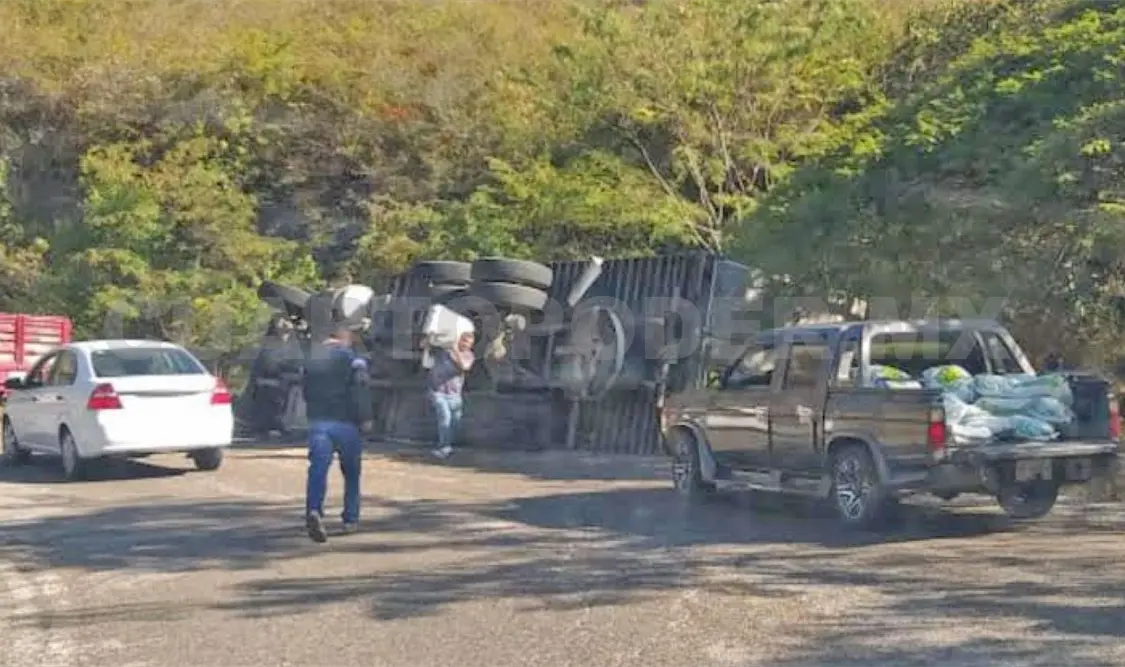 Rapiña de Maseca tras volcarse pesada unidad