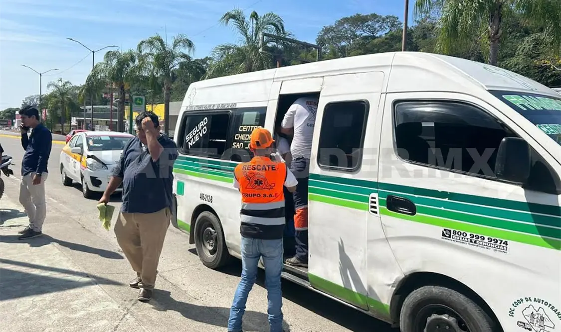 Taxi choca por alcance a colectivo; dos lesionados