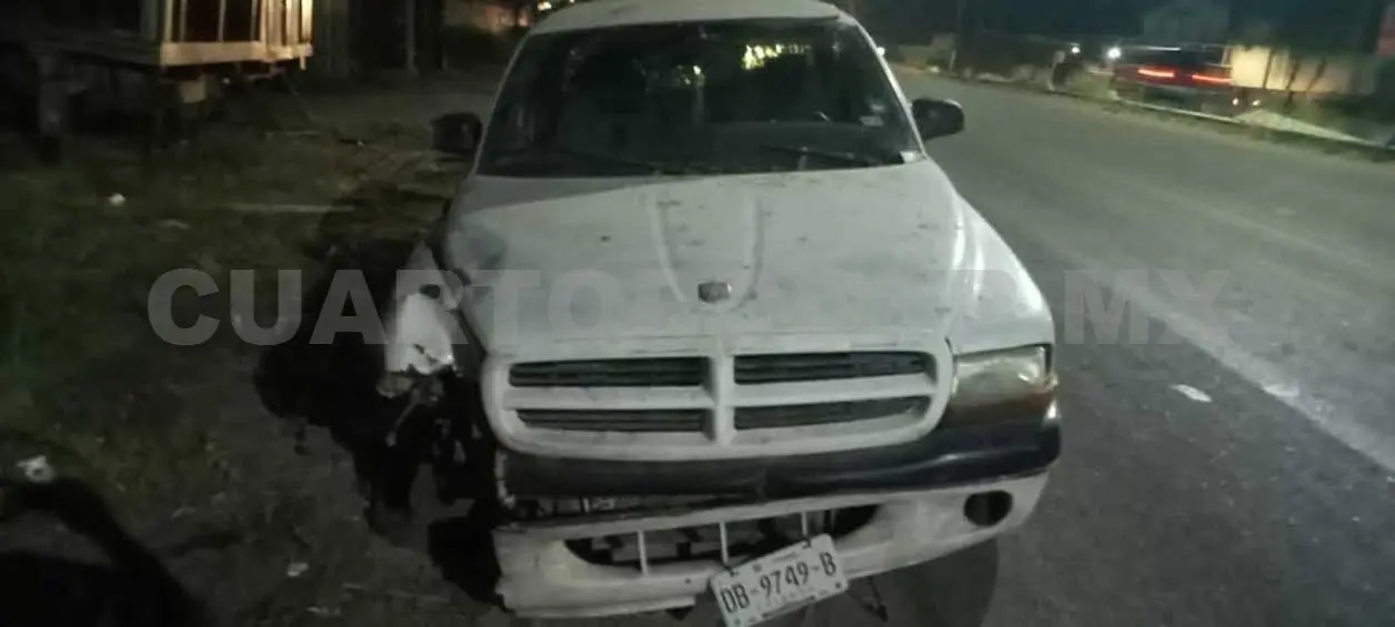 Dejan abandonada una camioneta accidentada