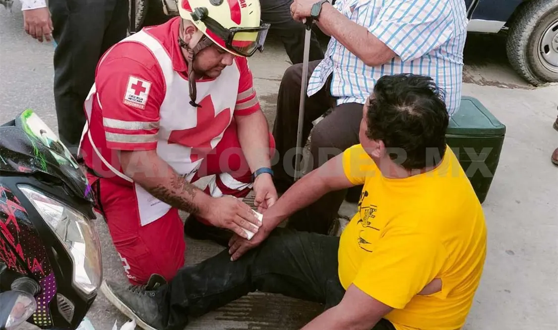 Colisionan motociclistas y resultan malheridos