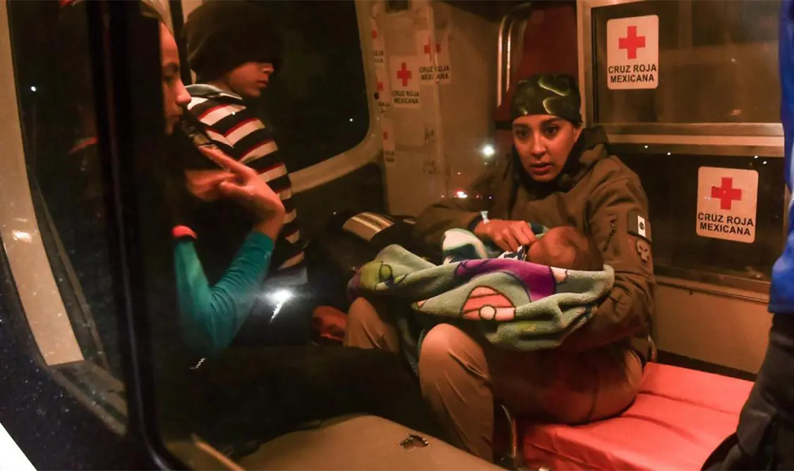 Dan tarjetas de visitantes a 32 migrantes