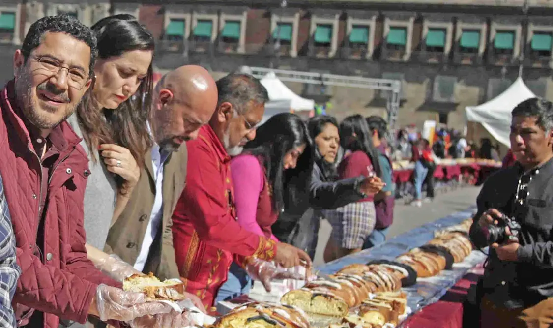 Parten mega rosca deReyes en el Zócalo