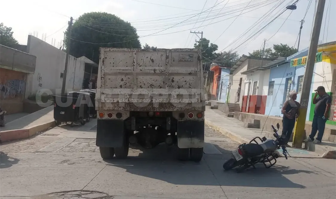 Volteo atropella a motorista y huye