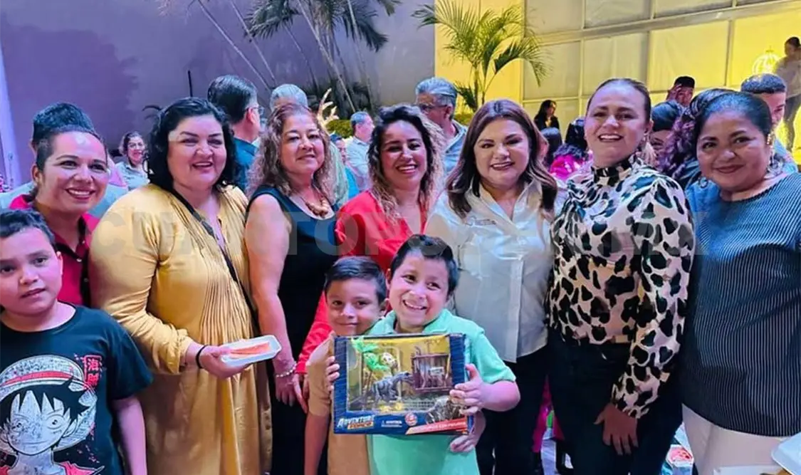 Voluntarios del CECyTE-TBC celebraron el Día de Reyes