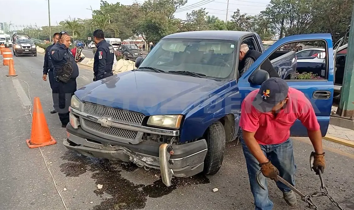 Una camioneta se estrella en contra del andén central