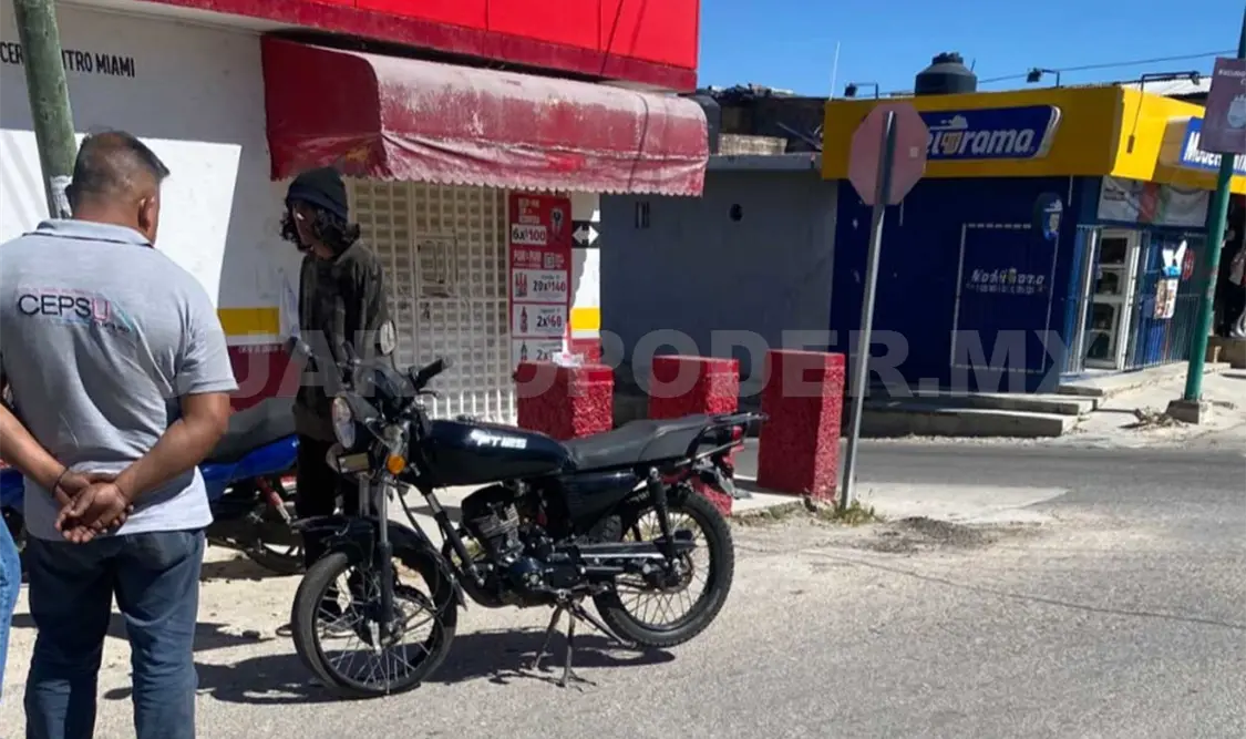 Choca con camioneta de lujo
