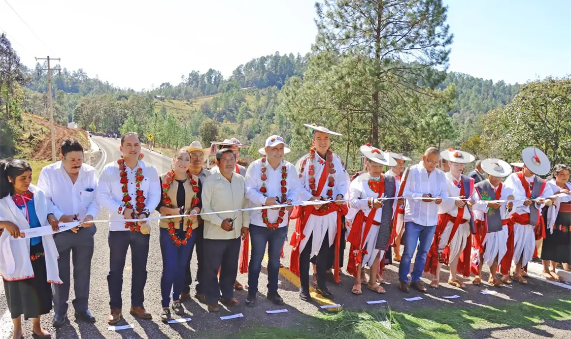 REC entrega camino Huixtán-Oxchuc-Los Ranchos