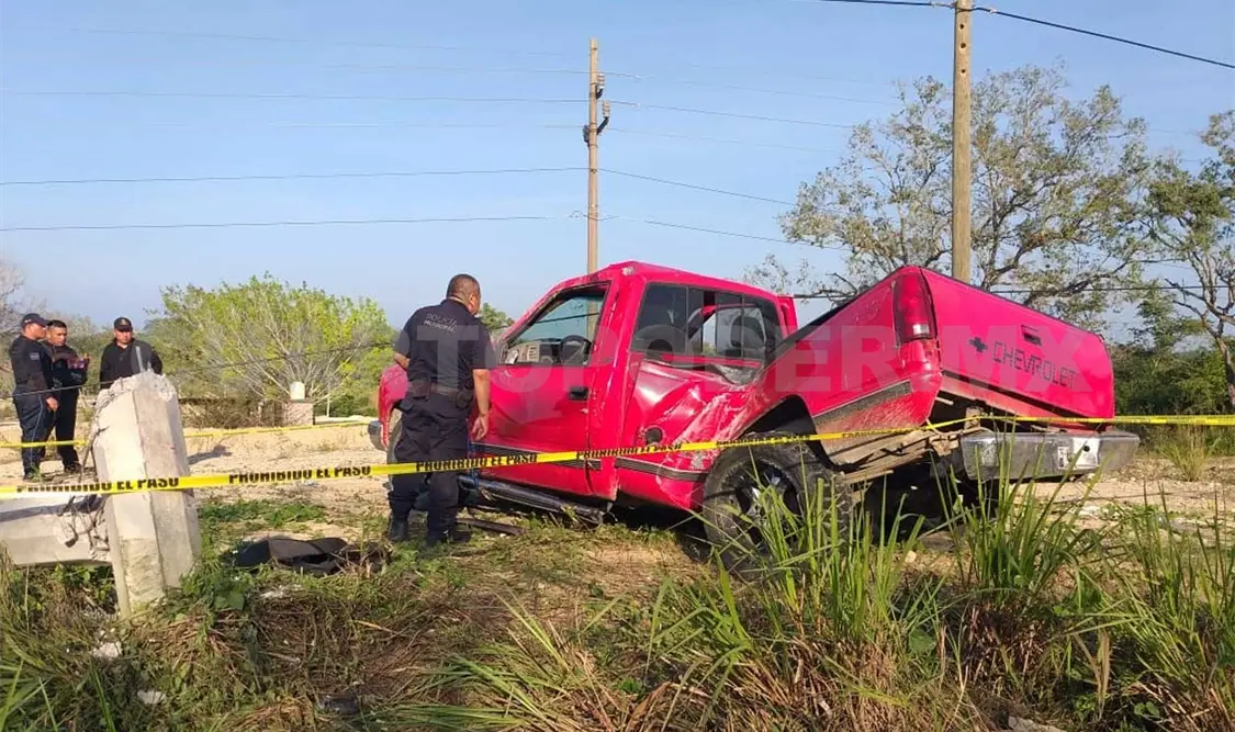 Muere un hombre al volcar una camioneta
