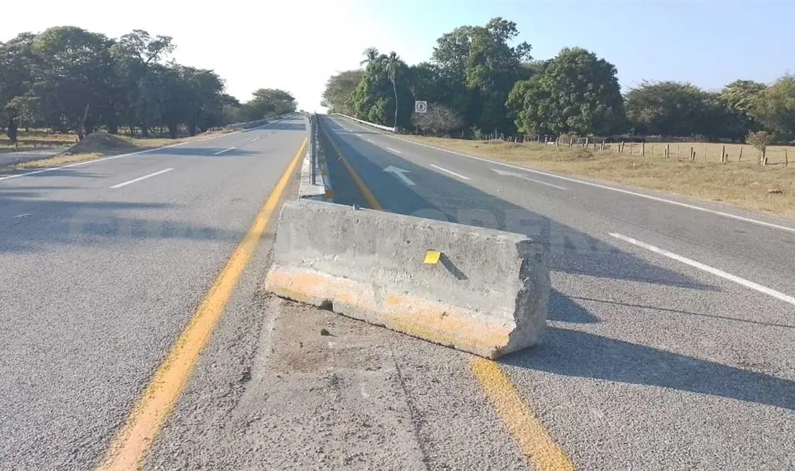 Automovilistas transitan en carreteras de alto riesgo