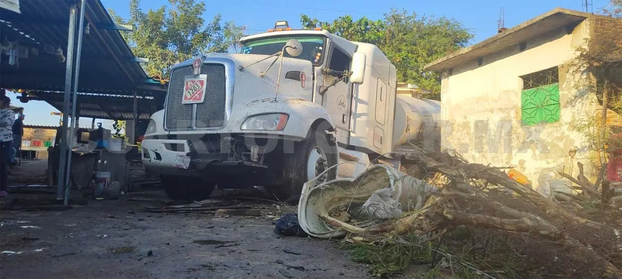 Tráiler se mete a una casa y causa destrozos