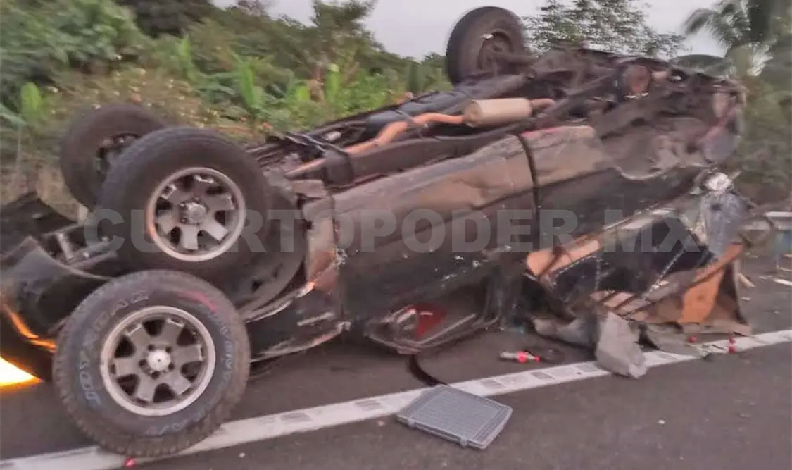 Camioneta vuelca al circular en la Costera