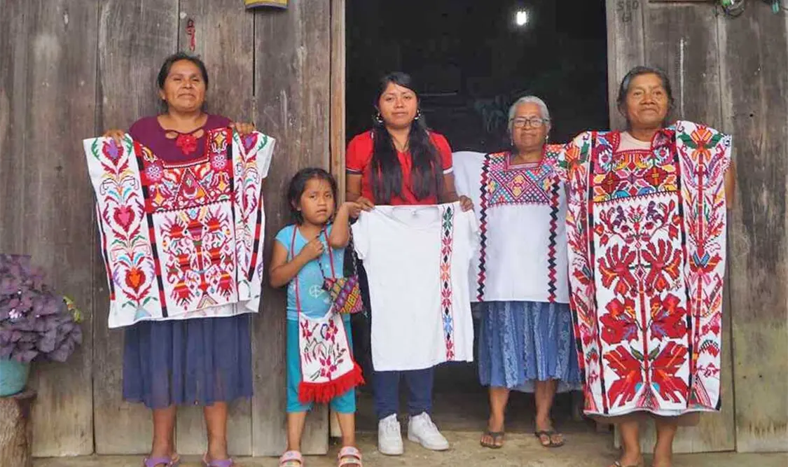 Las mujeres bordadoras se han vuelto parte importante del sostén económico de las familias en Tijaltepec. Cortesía