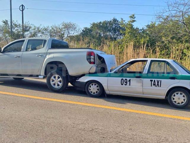 Taxi se estrella atrás de una camioneta Mitsubishi