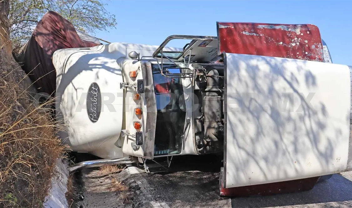 Elementos de la Guardia Nacional llegaron para dar fe; al final ordenaron que el camión fuera enviado al corralón. Osman Toledo / CP