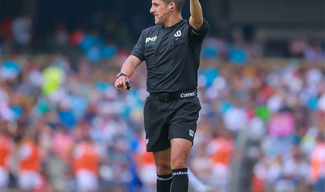 Árbitro anuncia decisión al público, por primera vez