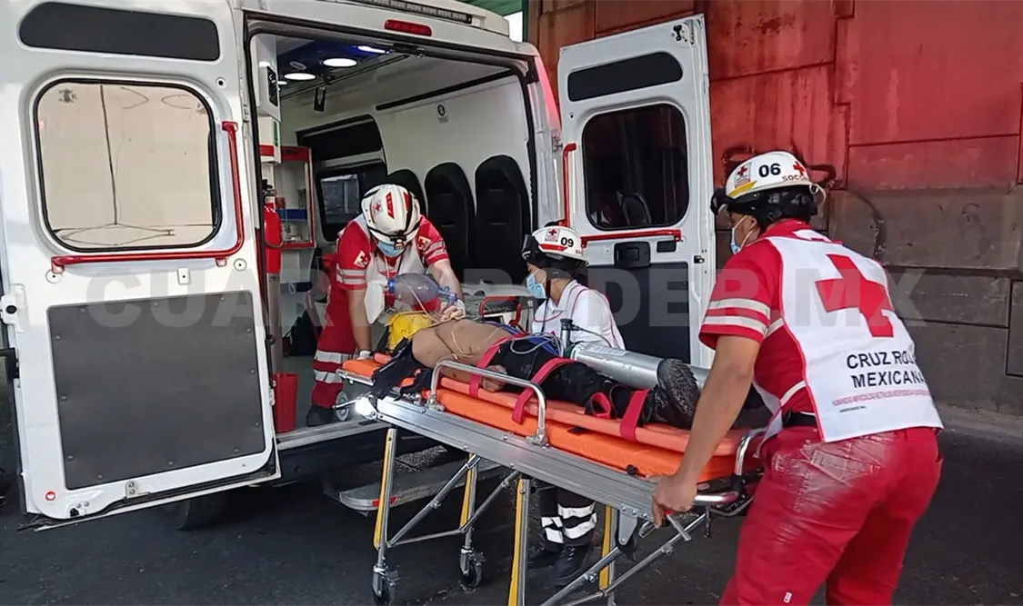 Se estrella motociclista en pilastra; queda grave
