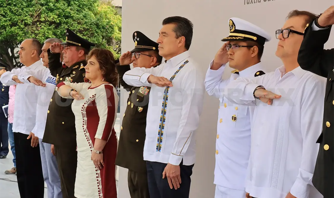 Encabeza Ejecutivo ceremonia de Honores a la Bandera