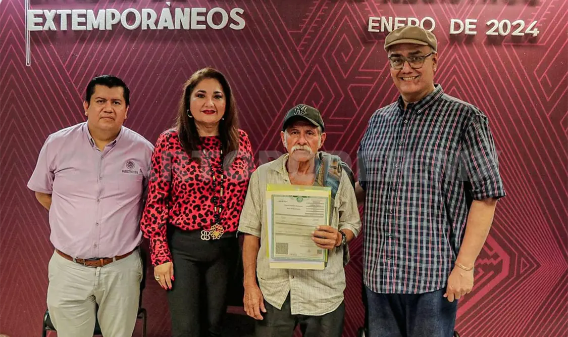 Entregan DIF y Registro Civil actas a adultos mayores