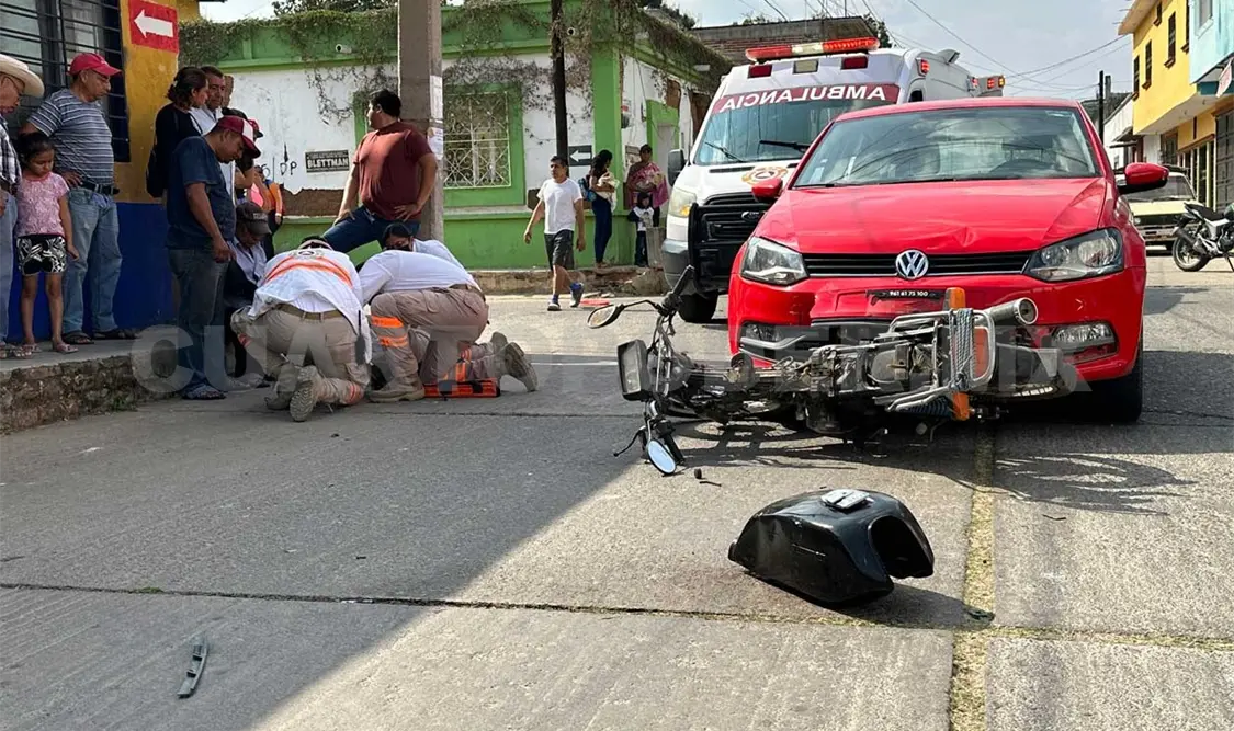 Queda fracturado al chocar contra un auto