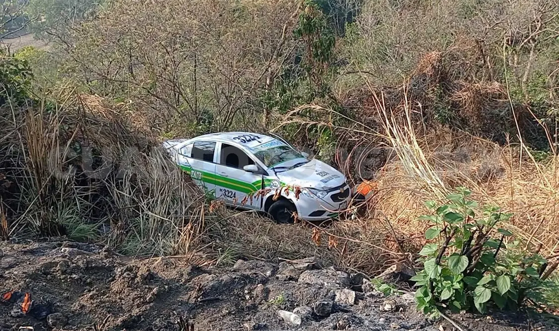Cae taxi al fondo de barranco y deja un herido