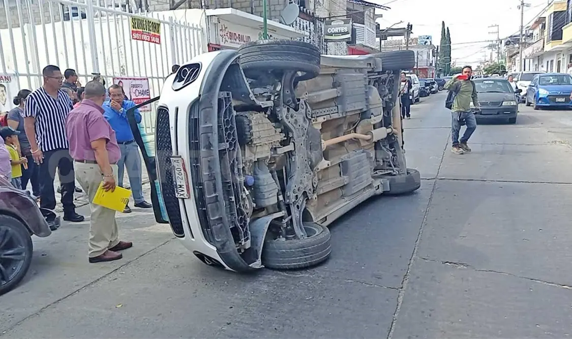 Mujer herida en volcadura