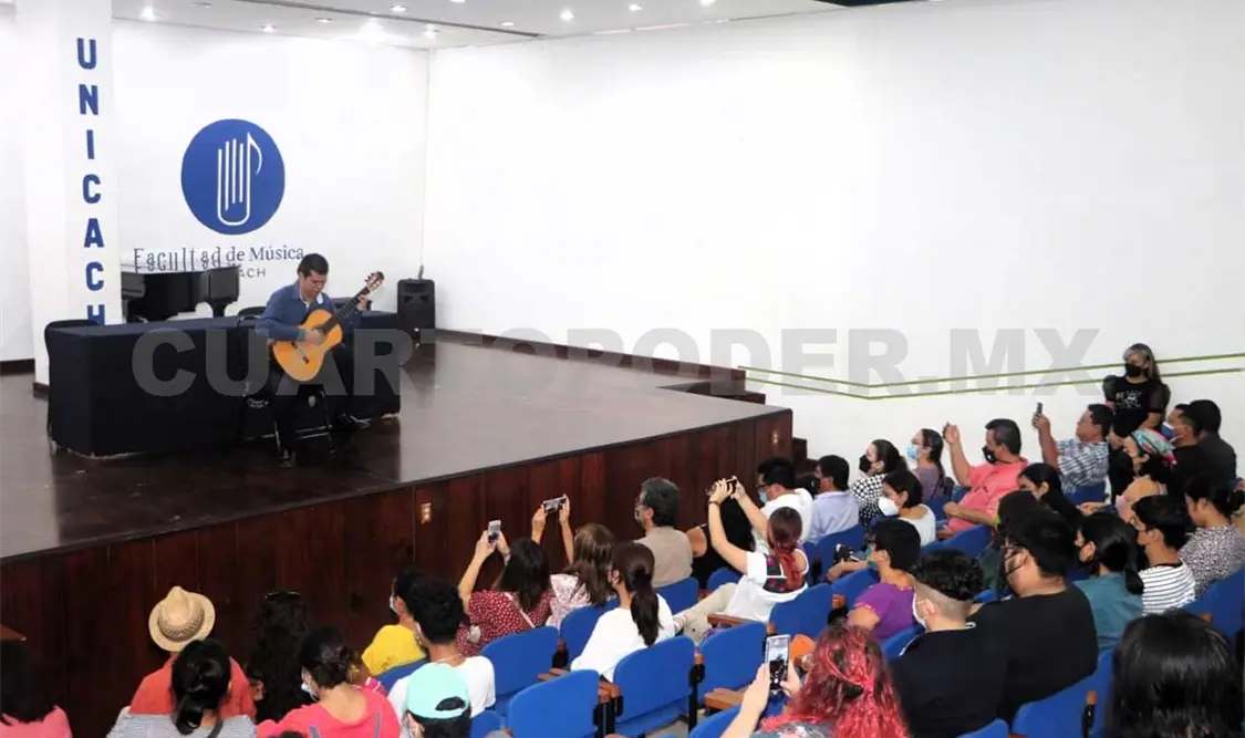 Estudiante invidente concluye sus estudios en música