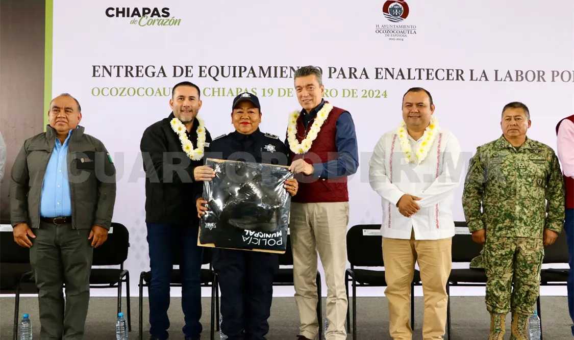 Entrega REC equipamiento a la Policía de Ocozocoautla