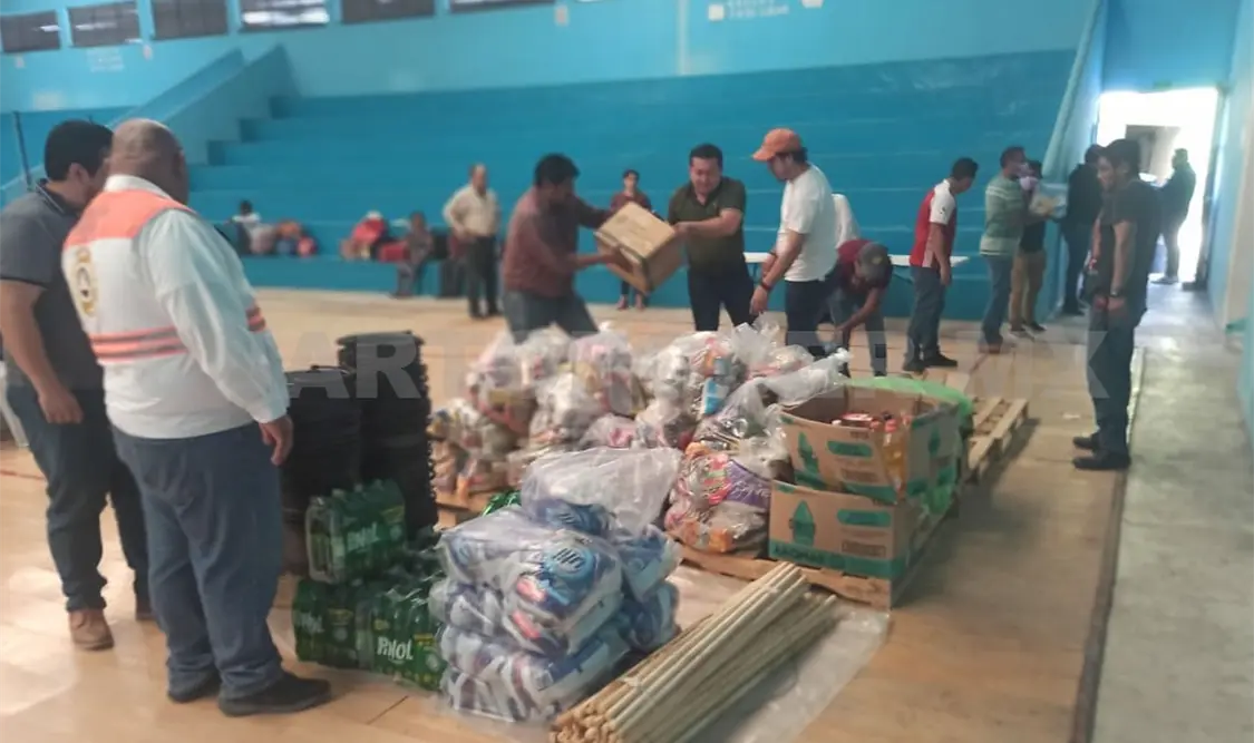 Siguen brindando ayuda a personas en Chicomuselo