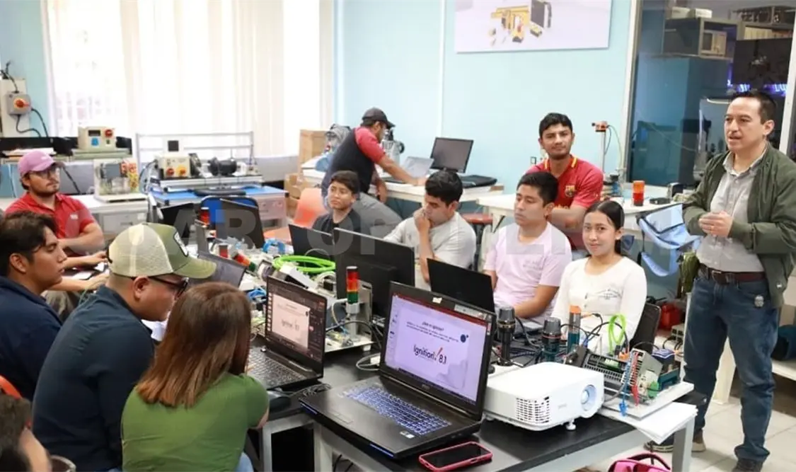 Capacitan a estudiantes en tendencias tecnológicas