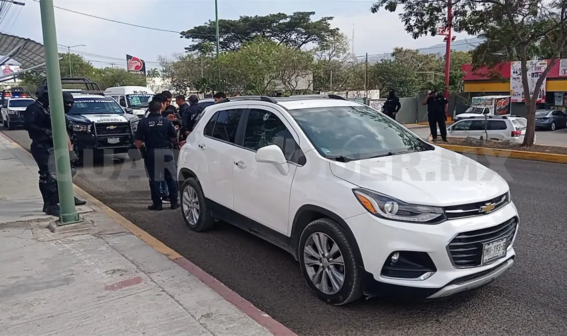 Balean una camioneta tras discusión por la vialidad