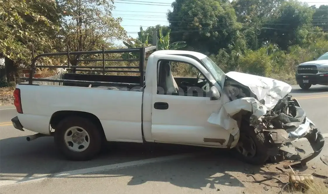 Encontronazo de dos camionetas tipo pick up