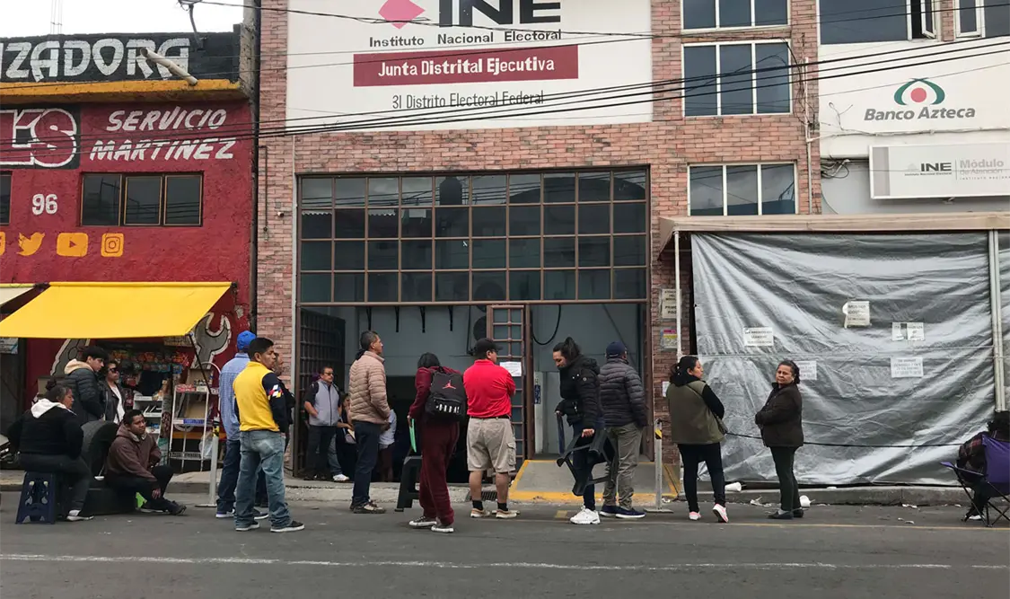 A 500 pesos venden lugares en filas para tramitar INE